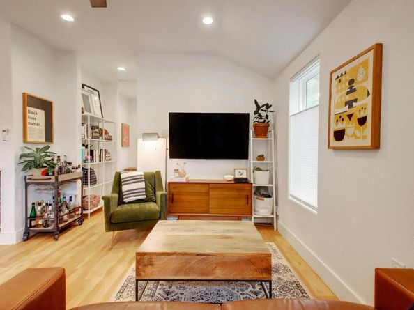 2000 E 8th ST, Austin TX 78702