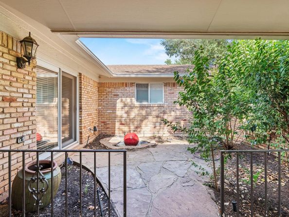 8702 Balcones Club DR, Austin TX 78750