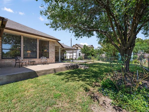 800 Red Hawk DR, Leander TX 78641