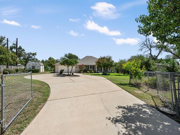 800 Red Hawk DR, Leander TX 78641