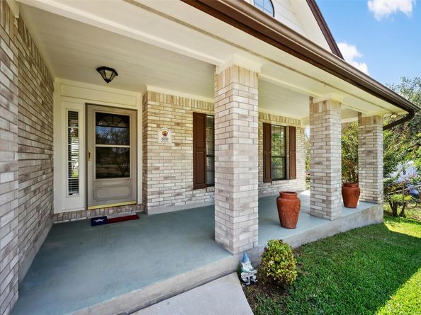 800 Red Hawk DR, Leander TX 78641
