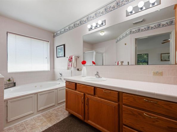 800 Red Hawk DR, Leander TX 78641