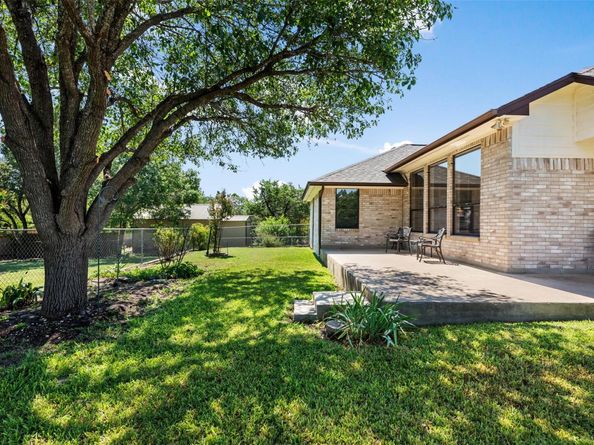 800 Red Hawk DR, Leander TX 78641