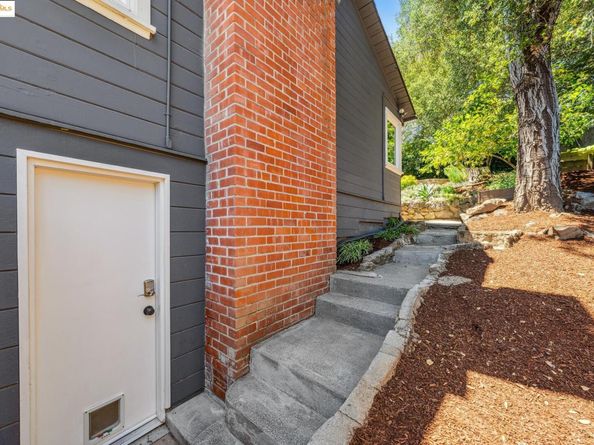 7069 Saroni Dr, Oakland CA 94611