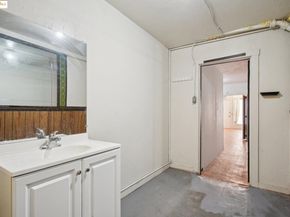 7960 Macarthur Blvd, Oakland CA 94605