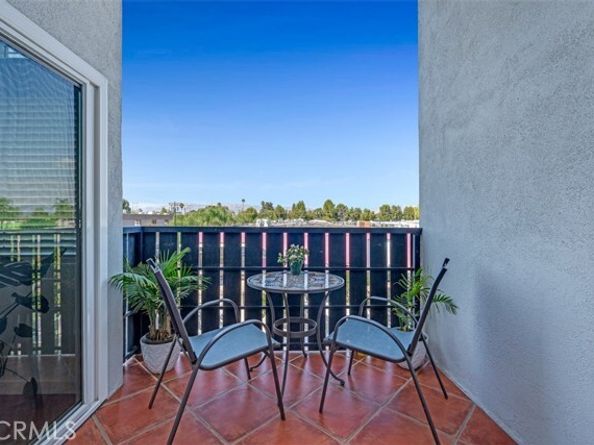 18645 Hatteras Street 230, Tarzana (los Angeles) CA 91356