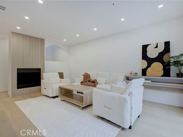 15044 Nordhoff Street 8, North Hills (los Angeles) CA 91343