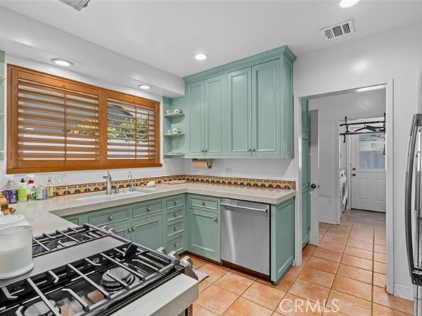 12424 Sarah Street, Studio City (los Angeles) CA 91604