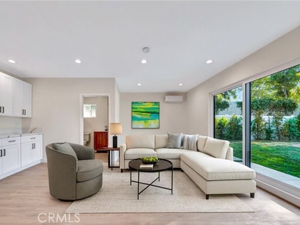 19434 Calvert Street, Tarzana (los Angeles) CA 91335