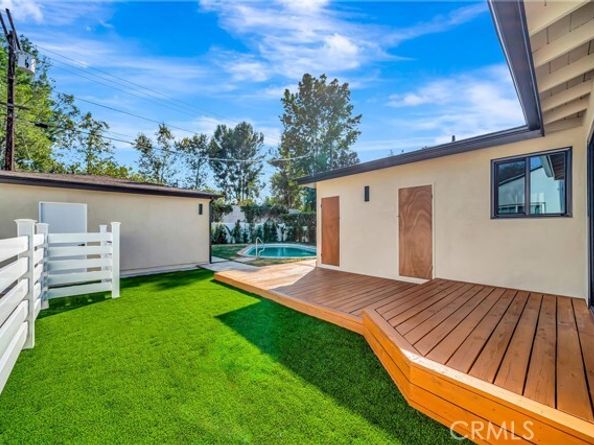 19434 Calvert Street, Tarzana (los Angeles) CA 91335