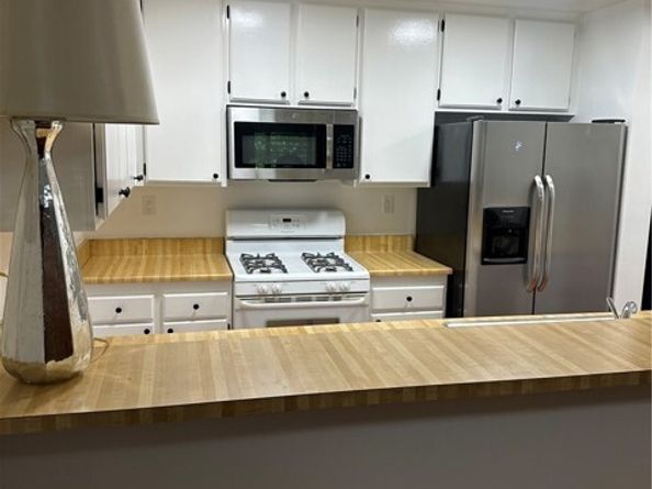 7050 Shoup Avenue 208, Canoga Park (los Angeles) CA 91303