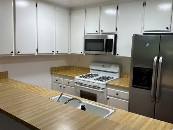 7050 Shoup Avenue 208, Canoga Park (los Angeles) CA 91303