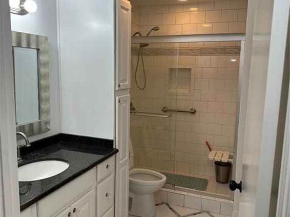 7050 Shoup Avenue 208, Canoga Park (los Angeles) CA 91303