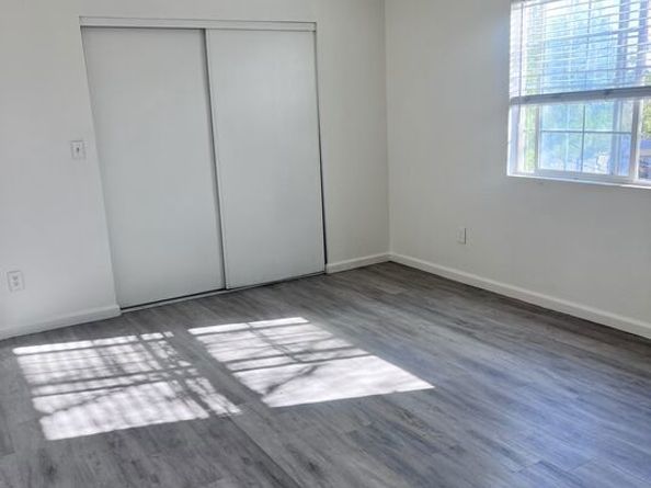 10516 S Broadway, Los Angeles CA 90003