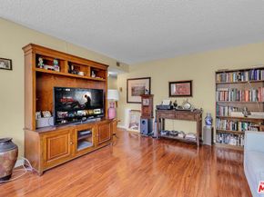 11813 Runnymede 17, North Hollywood CA 91605