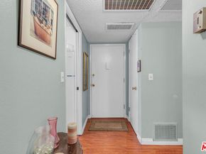 11813 Runnymede 17, North Hollywood CA 91605