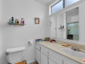 11813 Runnymede 17, North Hollywood CA 91605