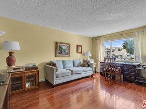 11813 Runnymede 17, North Hollywood CA 91605