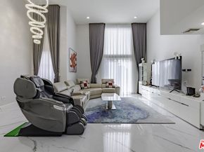 4925 Wilshire Boulevard PH 302, Los Angeles CA 90010