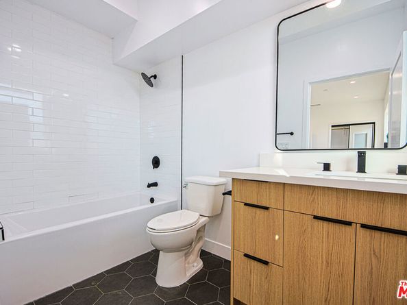 11734 Gilmore Street, North Hollywood CA 91606