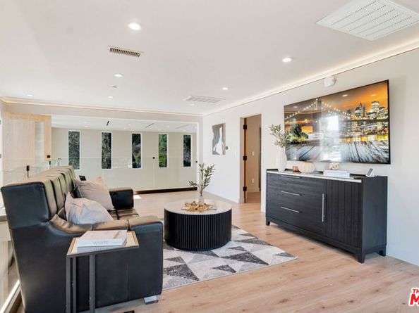 7966 Mulholland Drive, Los Angeles CA 90046