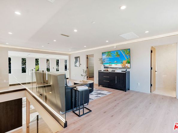 7966 Mulholland Drive, Los Angeles CA 90046