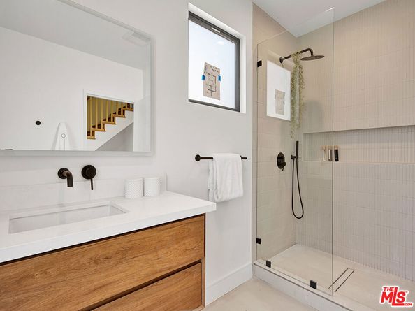 233 S Larchmont Boulevard, Los Angeles CA 90004