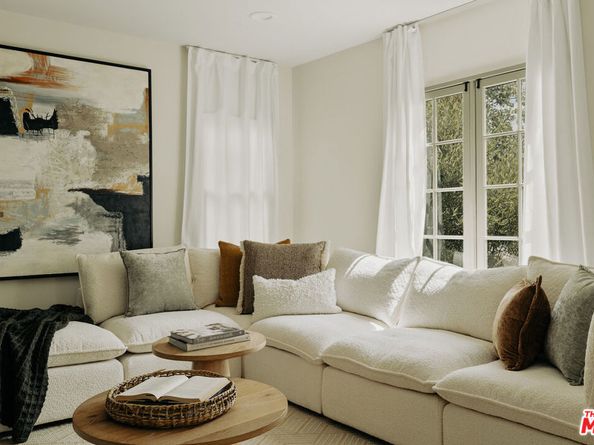 233 S Larchmont Boulevard, Los Angeles CA 90004