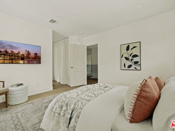 233 S Larchmont Boulevard, Los Angeles CA 90004