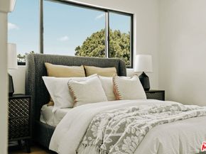 233 S Larchmont Boulevard, Los Angeles CA 90004