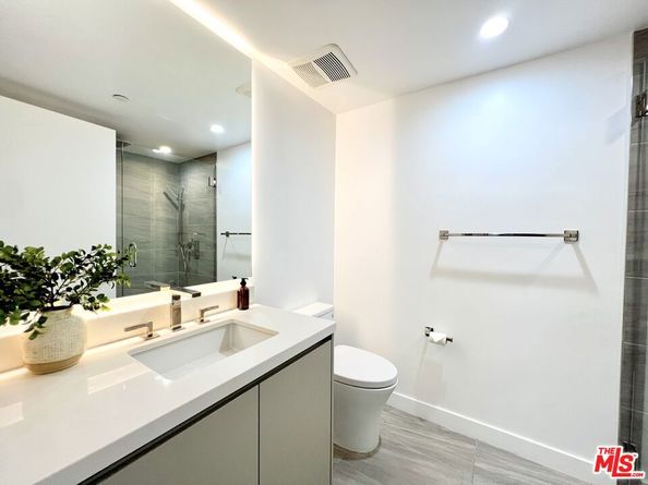 1017 N Croft Avenue 302, Los Angeles CA 90069