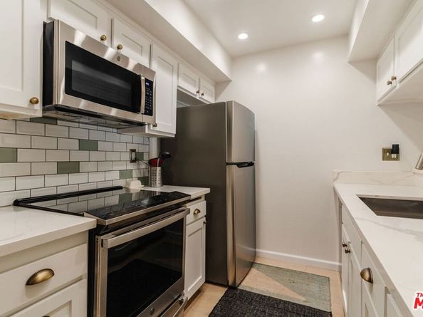 1230 N Sweetzer Avenue 204, West Hollywood CA 90069