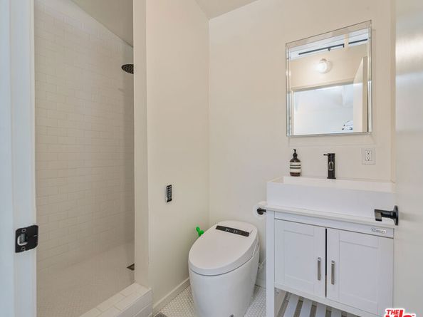 814 Angelus Place, Venice CA 90291