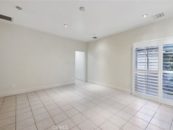 6542 Zelzah Avenue, Reseda CA 91335