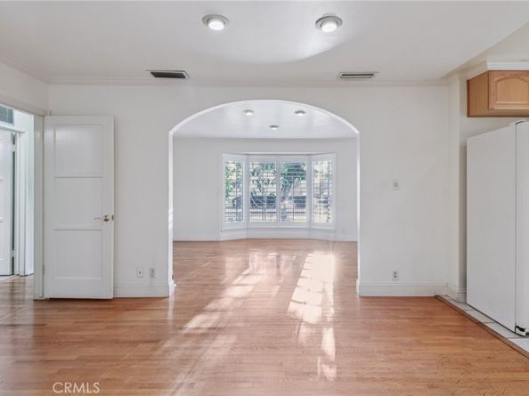 6542 Zelzah Avenue, Reseda CA 91335