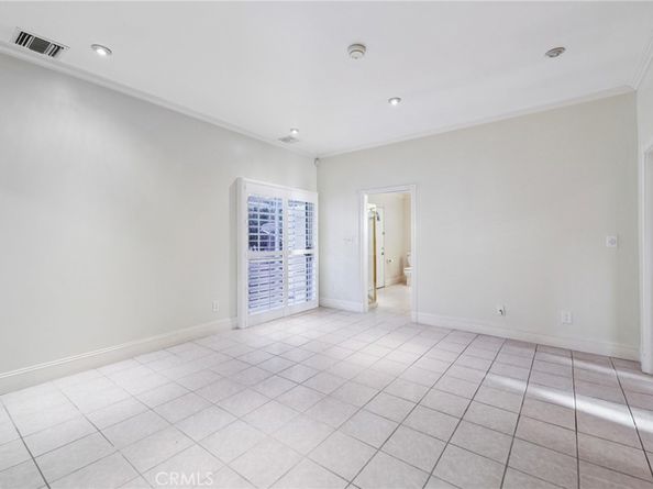 6542 Zelzah Avenue, Reseda CA 91335