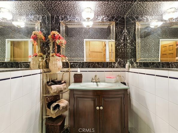 17861 Cathedral Pl, Encino CA 91316