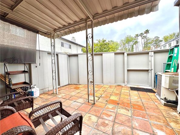 22131 Oxnard Street, Woodland Hills CA 91367