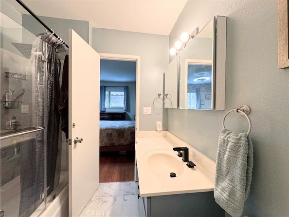 22131 Oxnard Street, Woodland Hills CA 91367