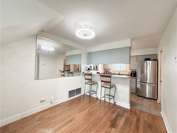 22131 Oxnard Street, Woodland Hills CA 91367