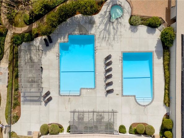 22131 Oxnard Street, Woodland Hills CA 91367