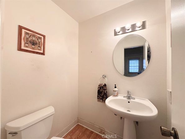 22131 Oxnard Street, Woodland Hills CA 91367