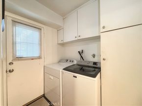 22131 Oxnard Street, Woodland Hills CA 91367