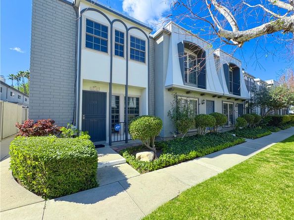 22131 Oxnard Street, Woodland Hills CA 91367