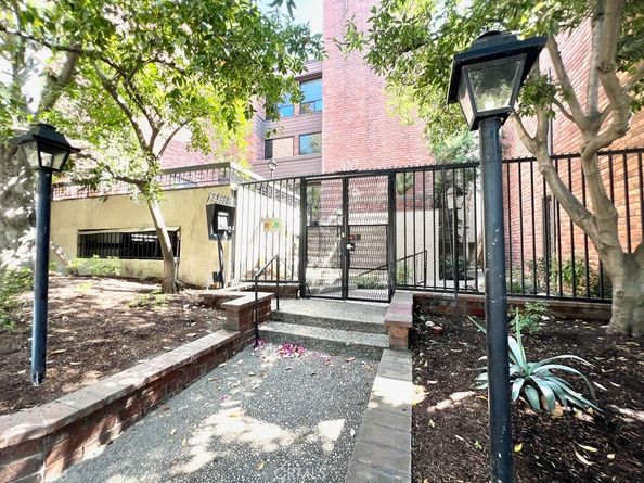 700 S Lake Avenue 111, Pasadena CA 91106