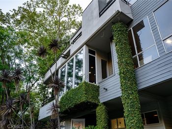 1833 Roscomare Road
