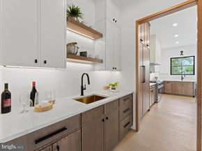 906 Hillcrest Drive SW, Vienna VA 22180