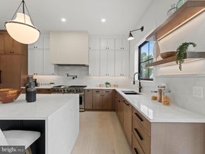 906 Hillcrest Drive SW, Vienna VA 22180