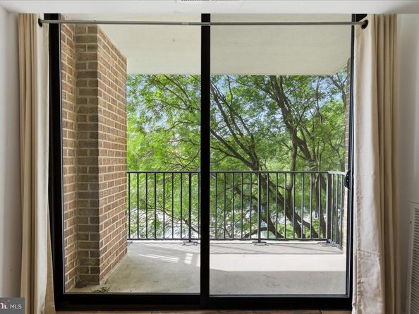 2311 Pimmit Drive 318, Falls Church VA 22043