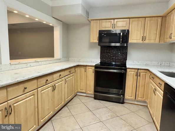 3800 Powell Lane 302, Falls Church VA 22041